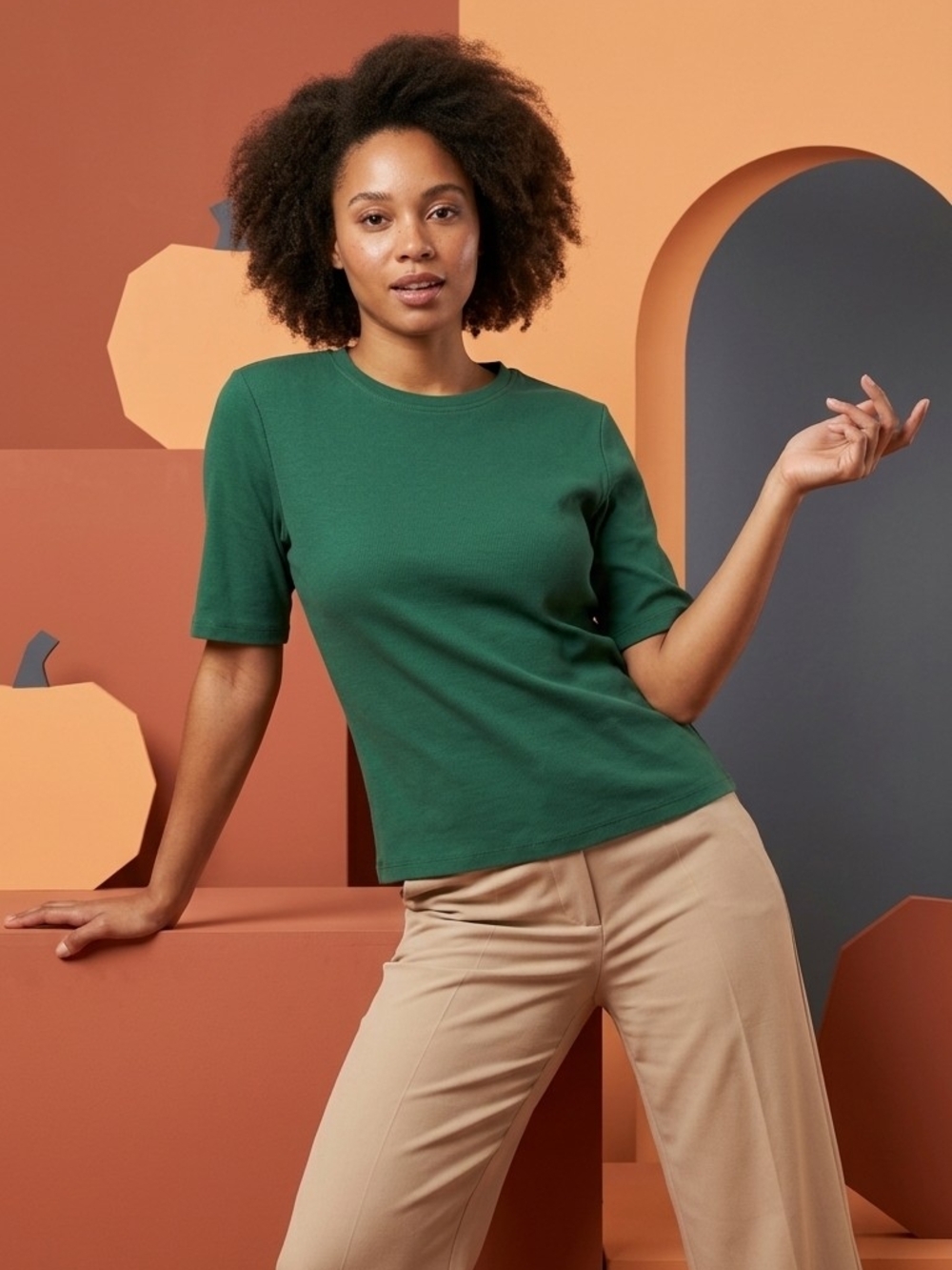 Women's Short-Sleeve Crewneck Tee in Forest Green